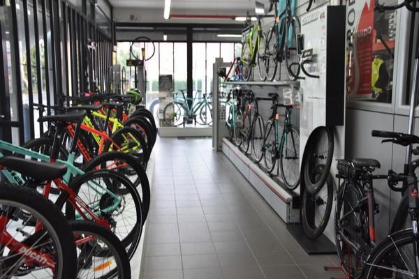 Il negozio Pro Bike in via Provinciale Nord a Novellara