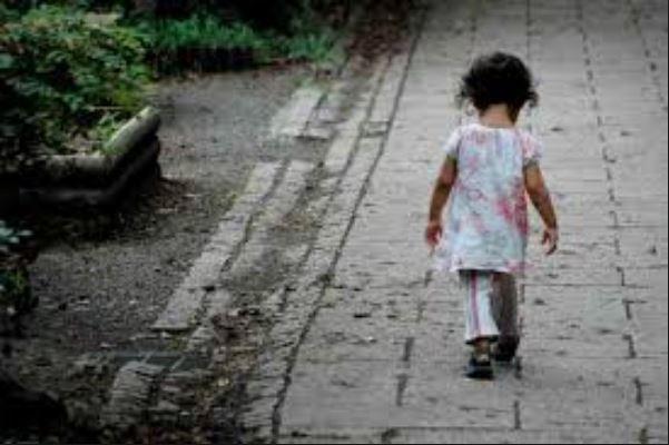 Bimba di 4 anni esce di casa scalza e in pigiama, mamma denunciata 