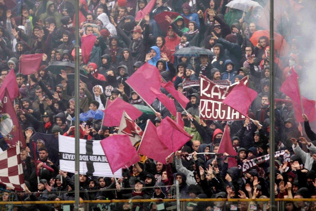 Scontri al derby Parma-Reggiana, scagliò un tombino contro gli steward: in manette tifoso granata