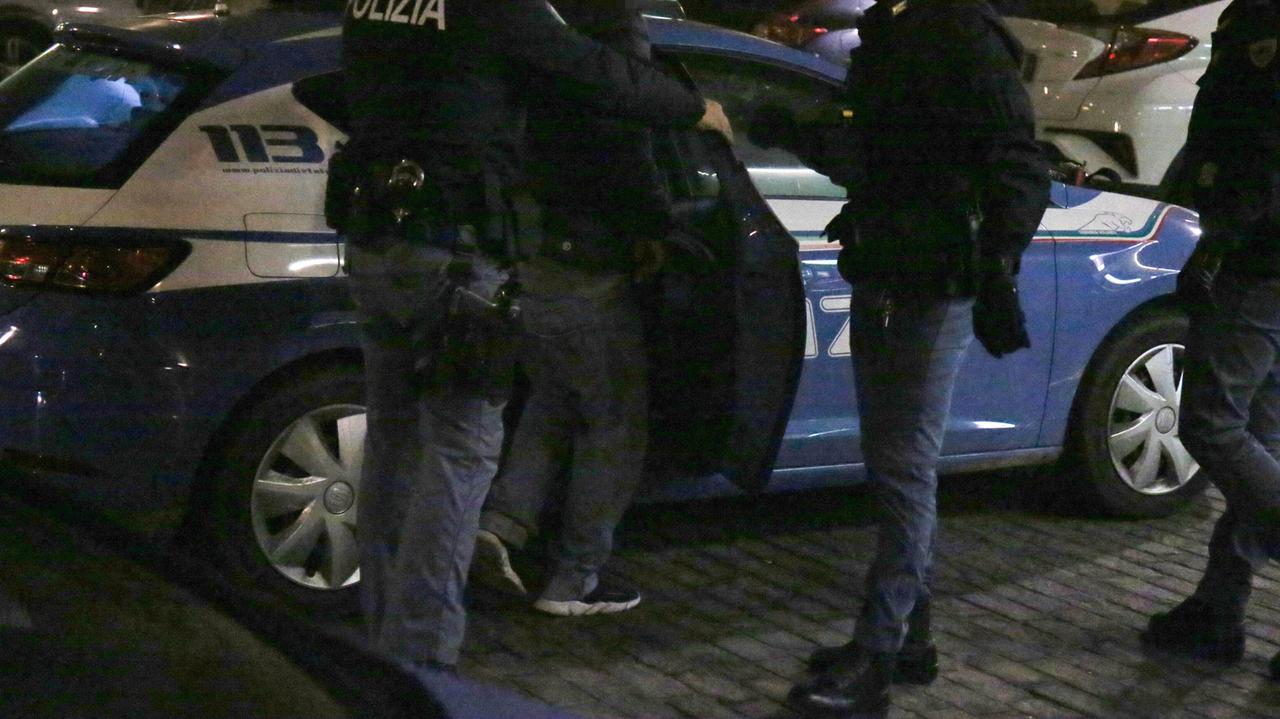 Reggio Emilia, in auto con bici e 200 magliette rubate: arrestata coppia di ladri