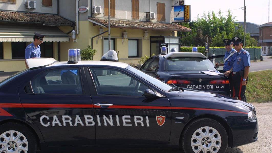 I corrieri consegnano una libreria e derubano il cliente