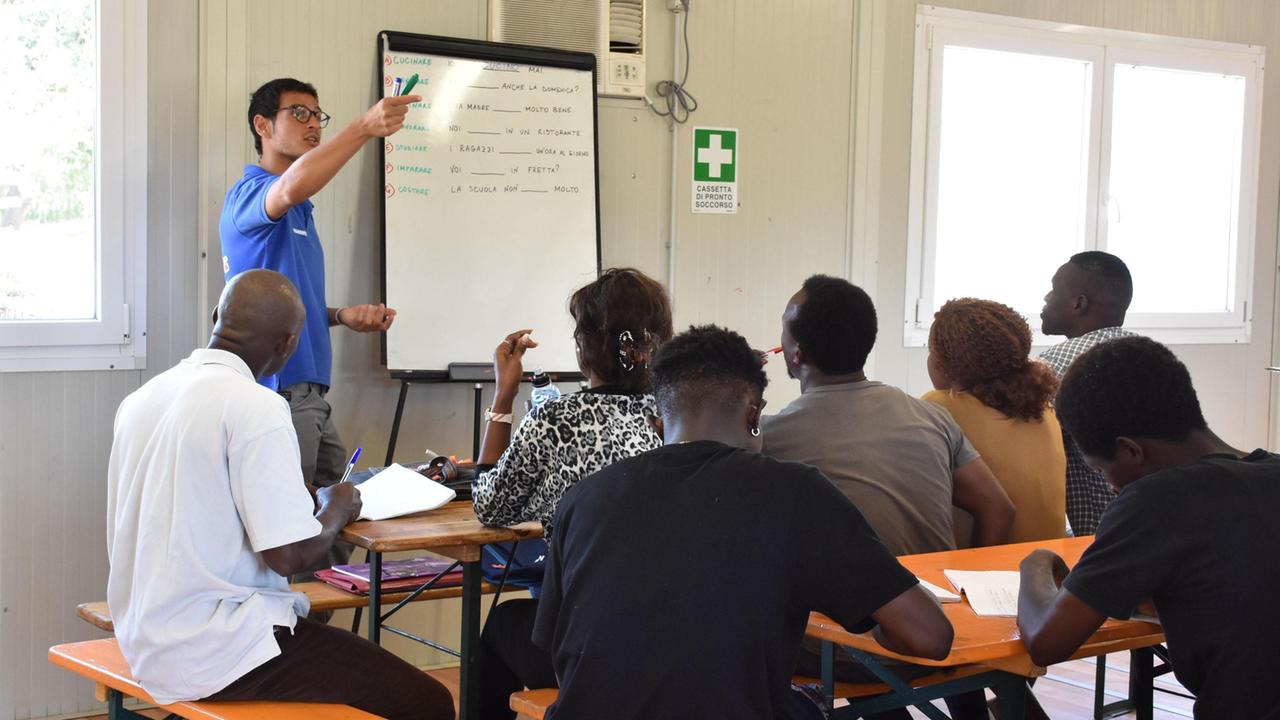 Reggio Emilia, cambia l’accoglienza dei migranti: meno soldi e niente corsi di italiano