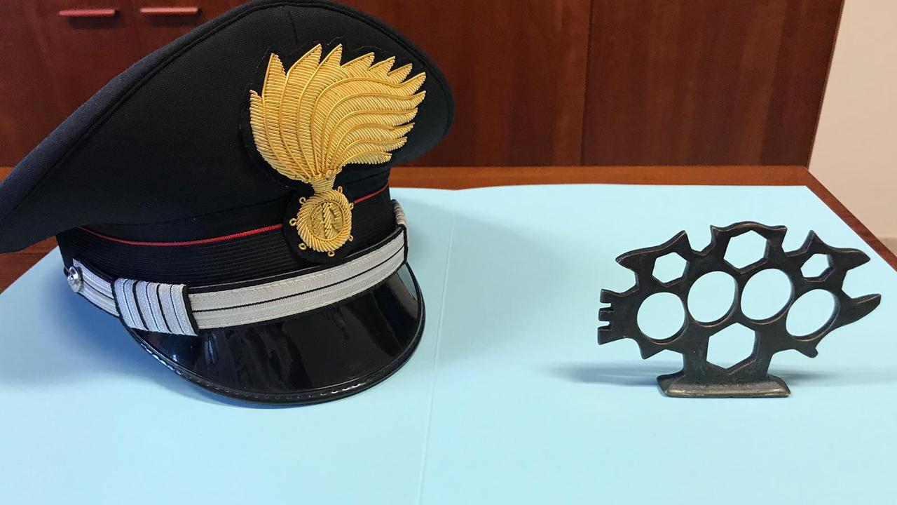 Trovato con un tirapugni in auto, denunciato