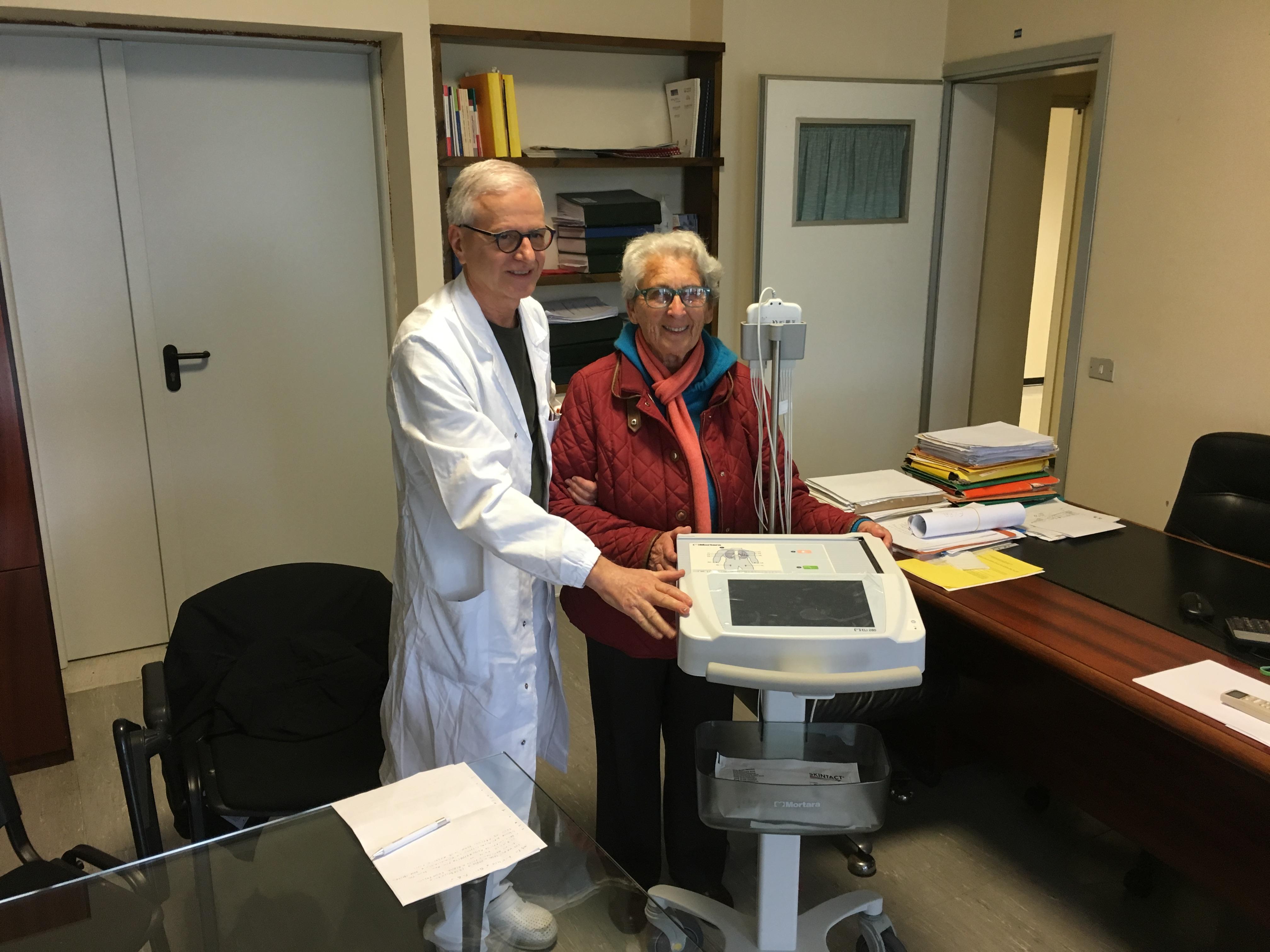 Regala un ecocardiografo all’ospedale dell’isola
