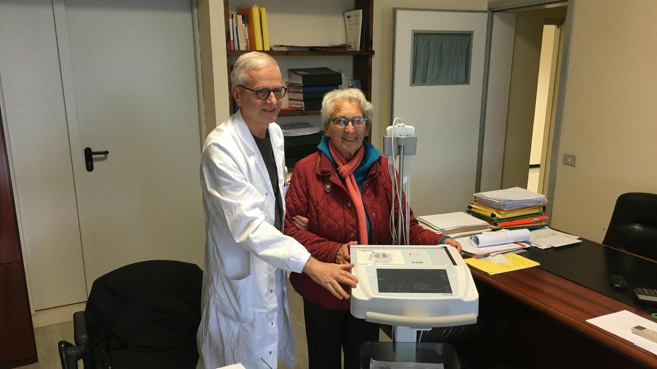 Regala un ecocardiografo all’ospedale dell’isola