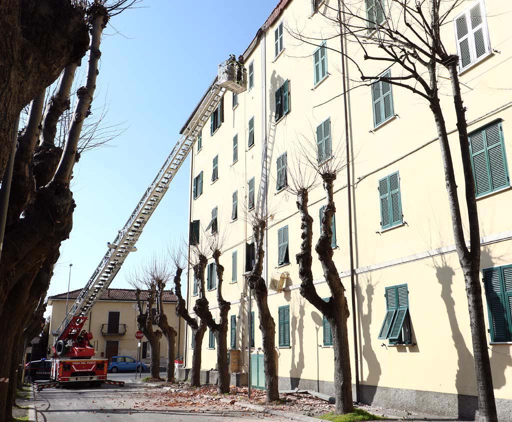 Due ore di lavoro per la messa in sicurezza della facciata del palazzo popolare