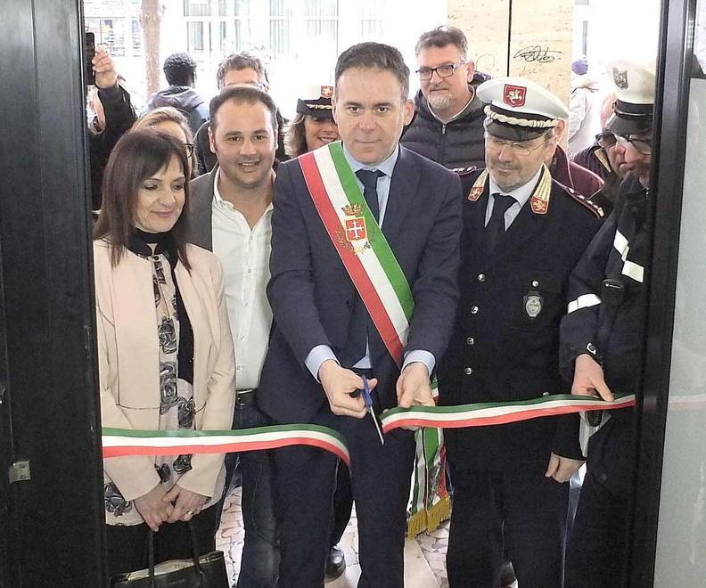 Il taglio del nastro (foto fabio muzzi)