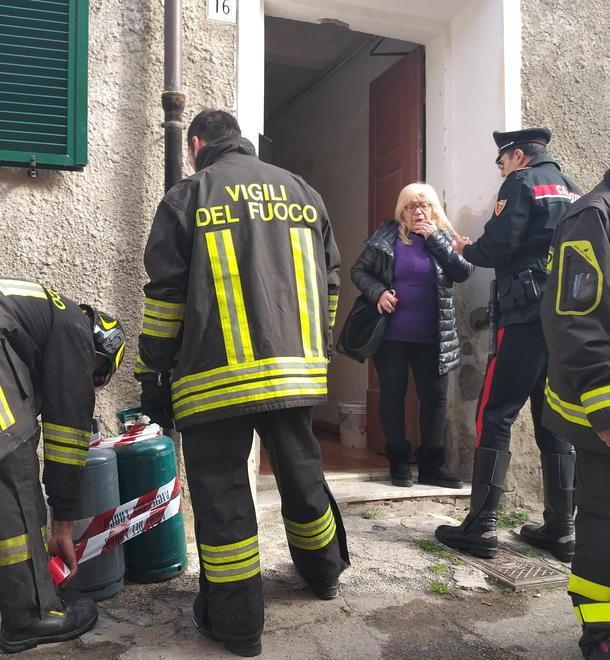 Danno fuoco all’ingresso della casa murata: «Potevamo bruciare vivi» - Il video