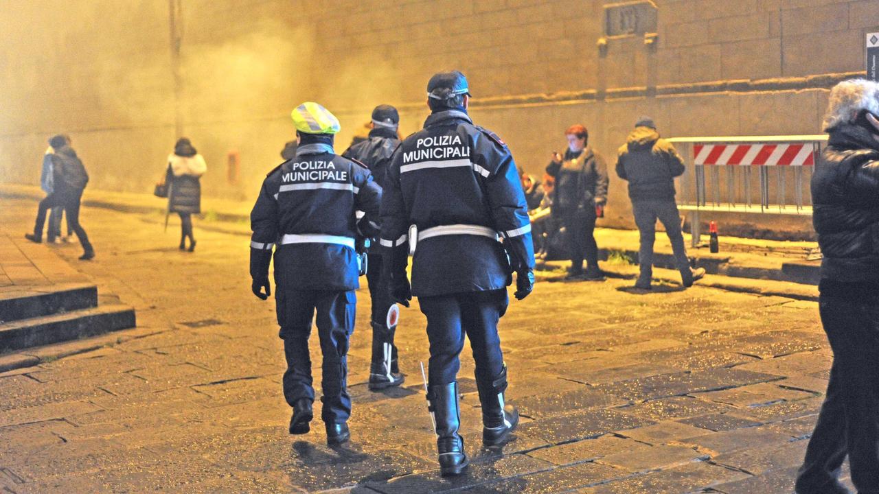 Vigili urbani durante un controllo (foto d’archivio)