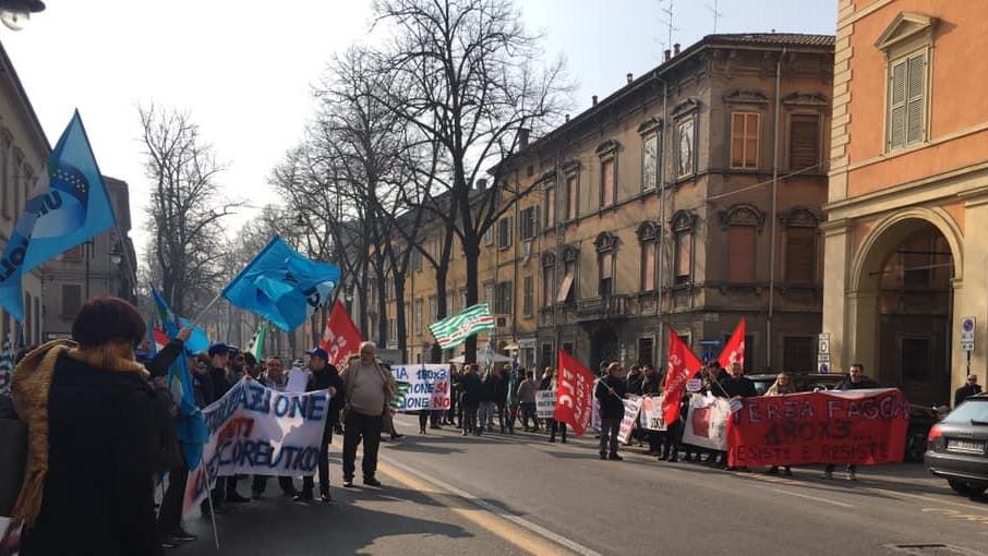 Scuola, presidio di protesta davanti alla Prefettura di Reggio Emilia