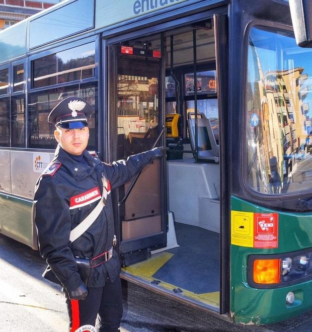 Travestito da donna ruba uno smartphone e fugge su un autobus 