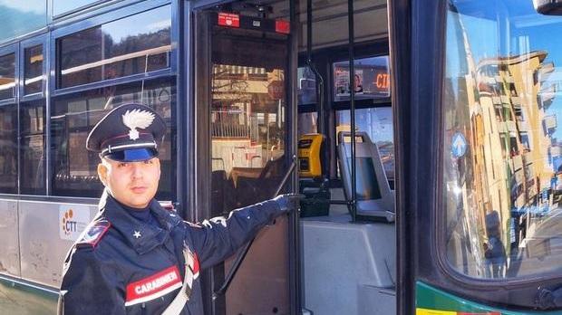 Travestito da donna ruba uno smartphone e fugge su un autobus