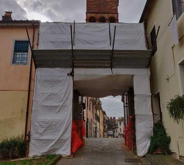 Iniziati i lavori di restauro alla Porta dei Mariani nel centro di Altopascio