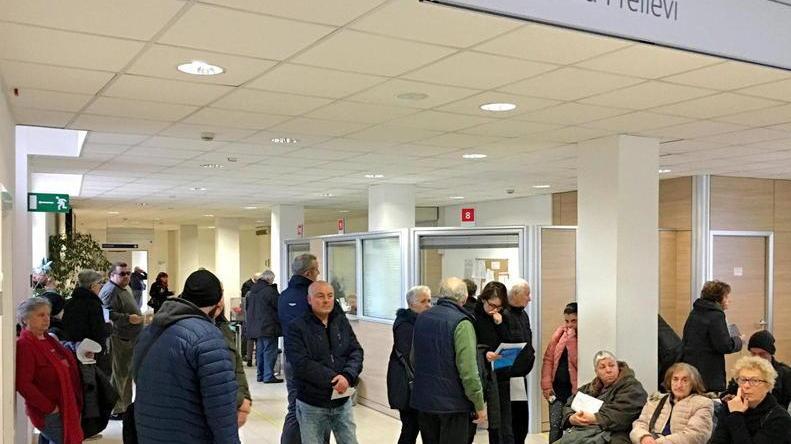 Duemila livornesi ai distretti in due giorni, ma almeno 300 potevano evitare la fila