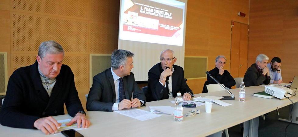 Esperti ed ex dirigenti critici: «Un’approvazione già preconfezionata...» 