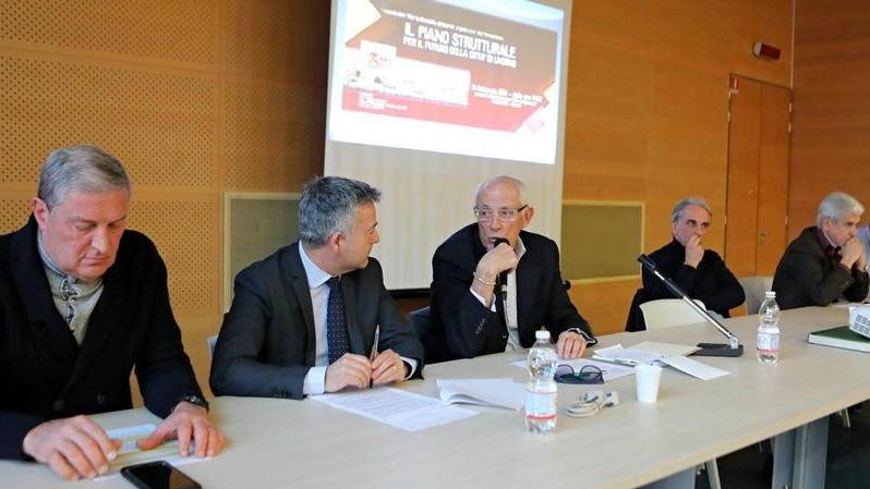Esperti ed ex dirigenti critici: «Un’approvazione già preconfezionata...»