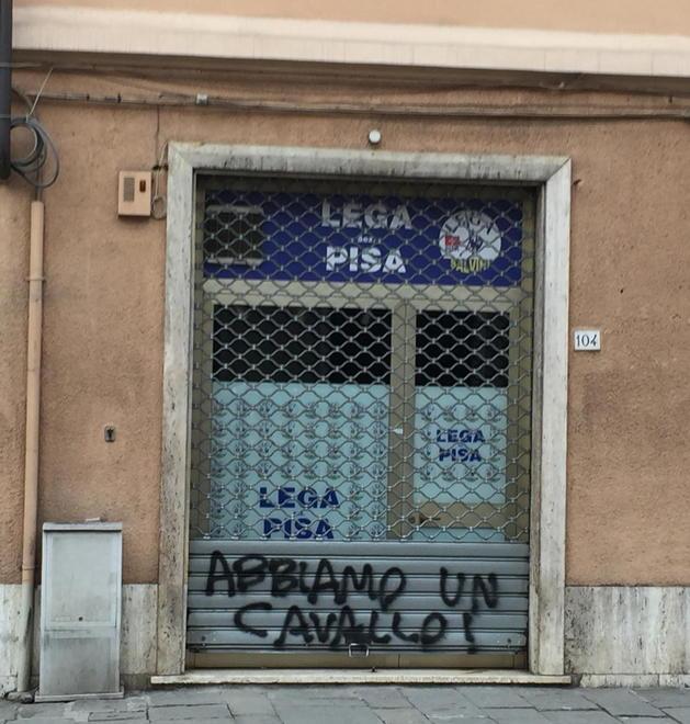 Scritte sull’ingresso della sede della Lega