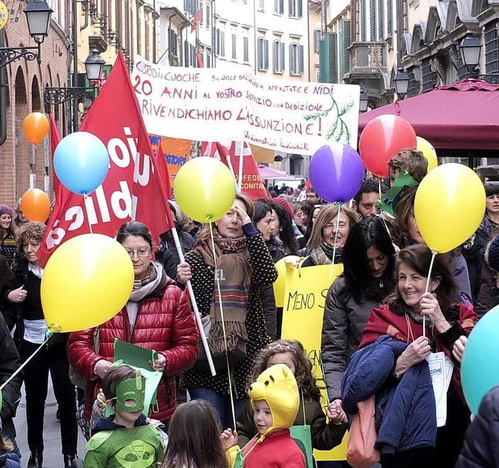Genitori e bambini in corteo per “salvare” la scuola Agazzi 