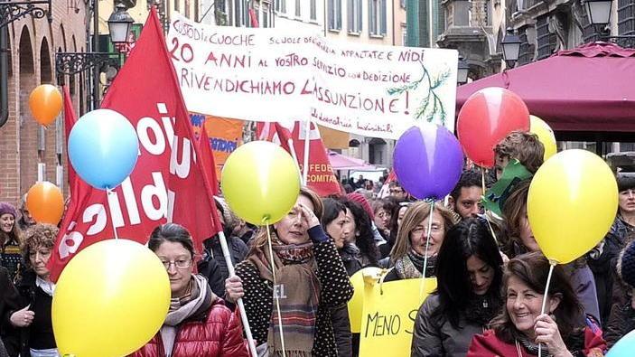 Genitori e bambini in corteo per “salvare” la scuola Agazzi