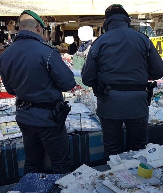 Merce irregolare venduta al mercato Blitz della Finanza e maxi sequestro