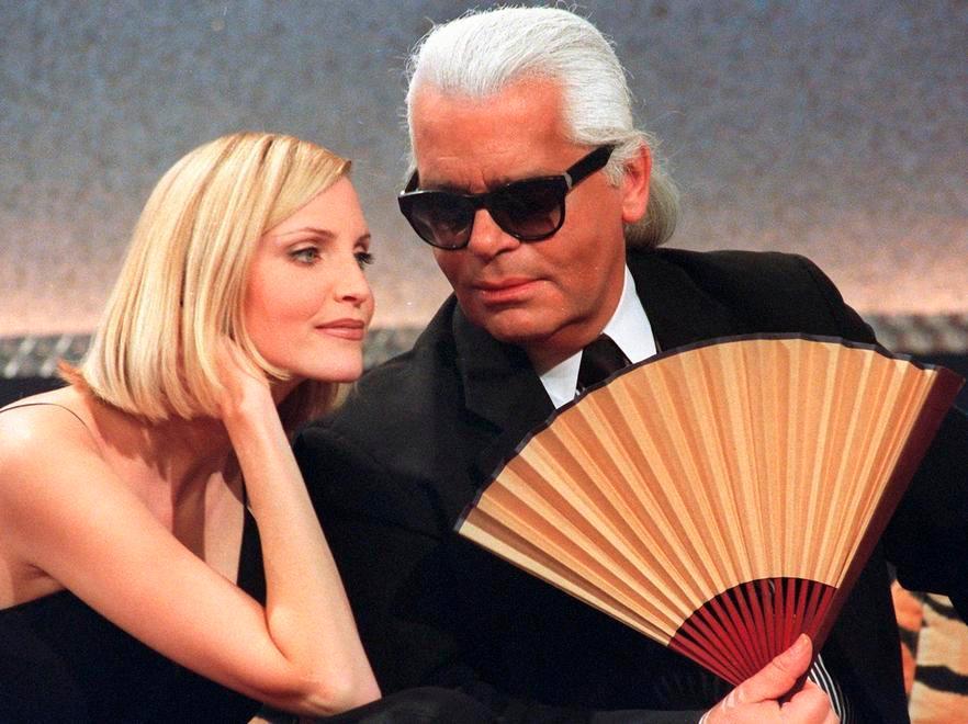 Addio a Lagerfeld, l’ultimo dandy delle sfilate Da Fendi a Chanel: la Francia era il suo amore 