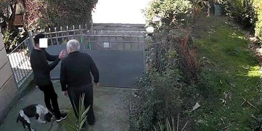 Il truffatore parla con l'ex carabiniere (immagine dalla telecamera di sorveglianza)
