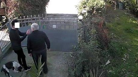 Il truffatore parla con l'ex carabiniere (immagine dalla telecamera di sorveglianza)