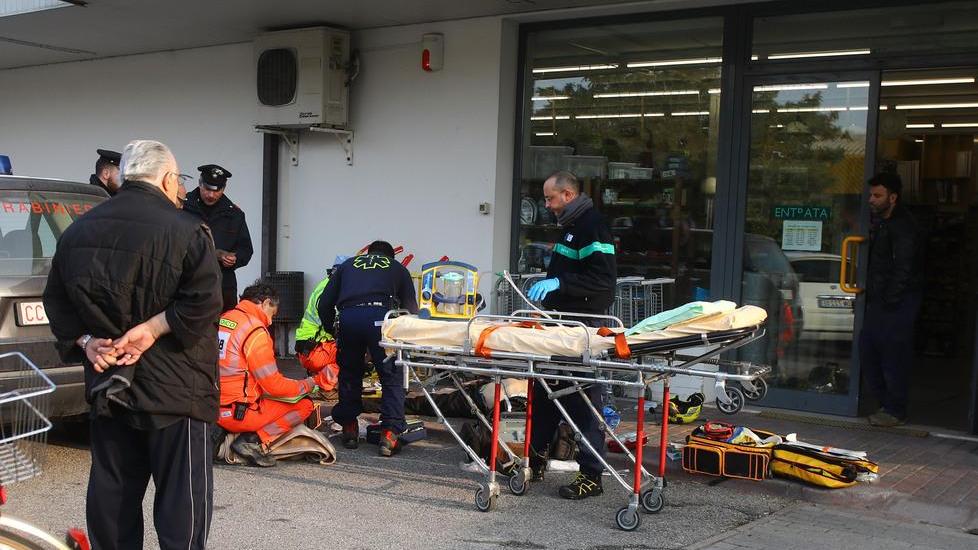 Malore davanti a un negozio, muore un uomo di 70 anni