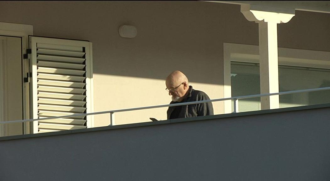 Tiziano Renzi sul balcone della casa della figlia a Rignano sull’Arno, dove sconterà i domiciliari insieme alla moglie Laura Bovoli
