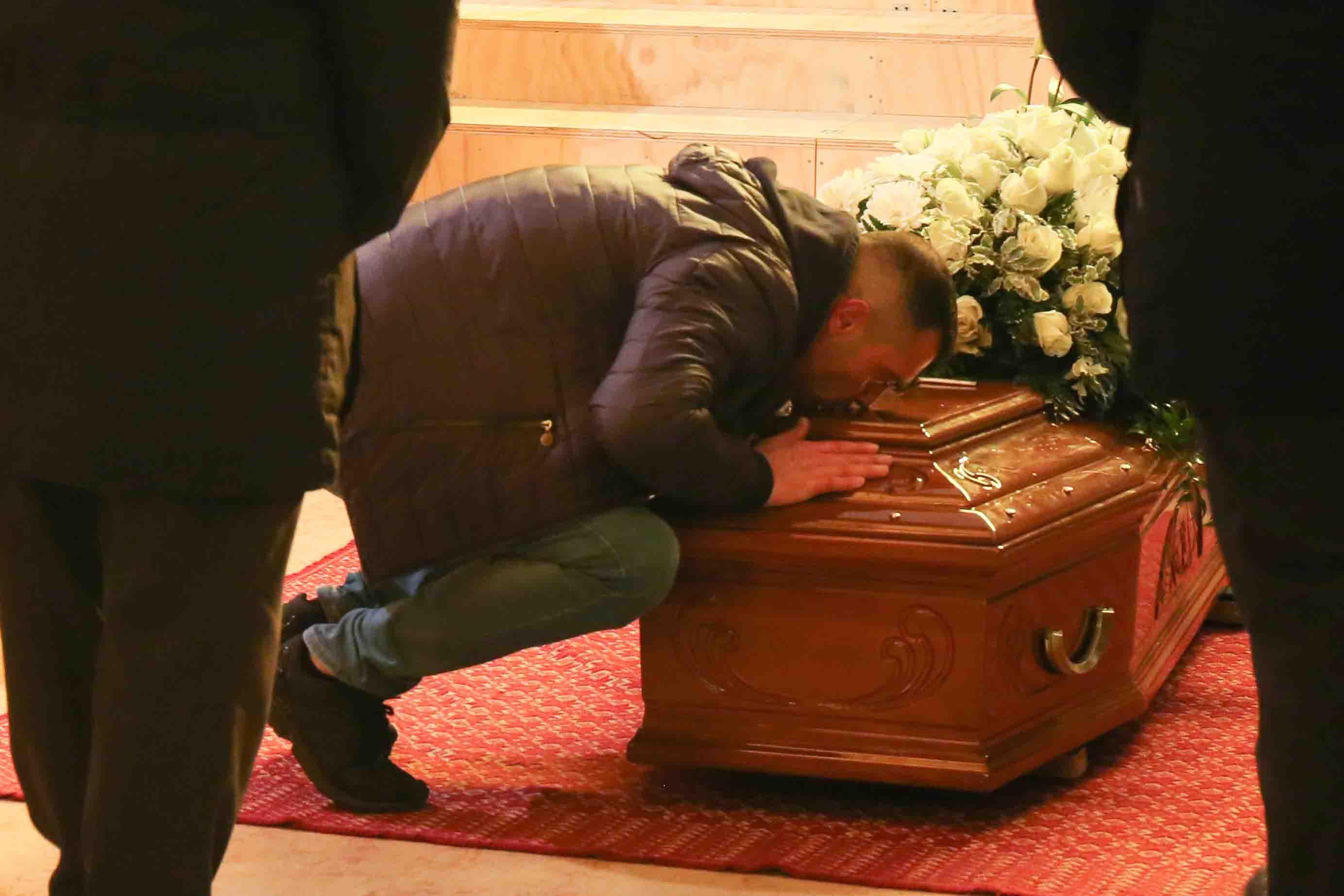 Il bacio sulla bara di Renata Formisano, mrta 47 giorni dopo la figlia Emili (foto Enrico Rossi)