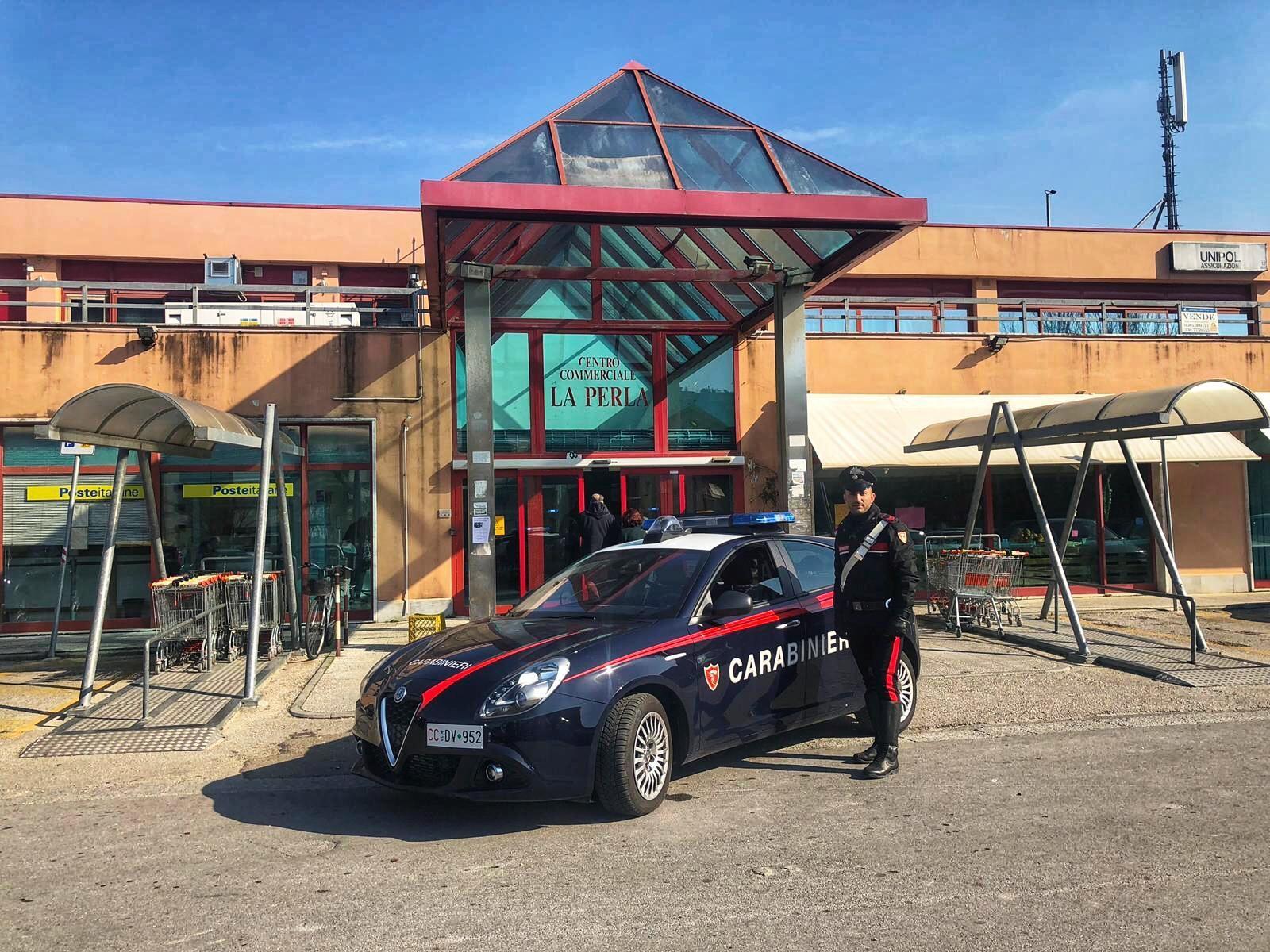 La pattuglia davanti al centro commerciale la Perla di Bonascola