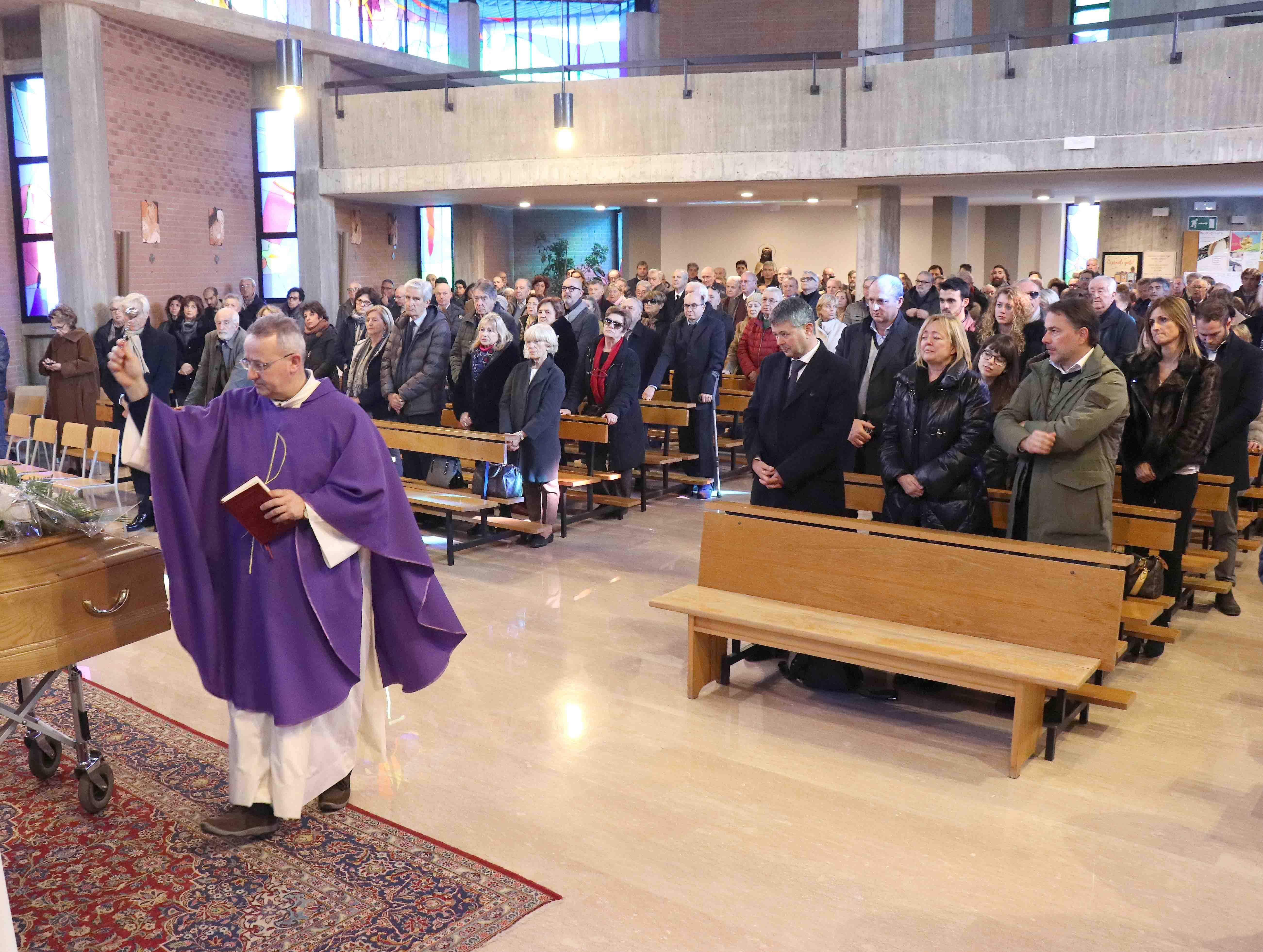 Tanta gente per l'addio ad Alfredo Santini