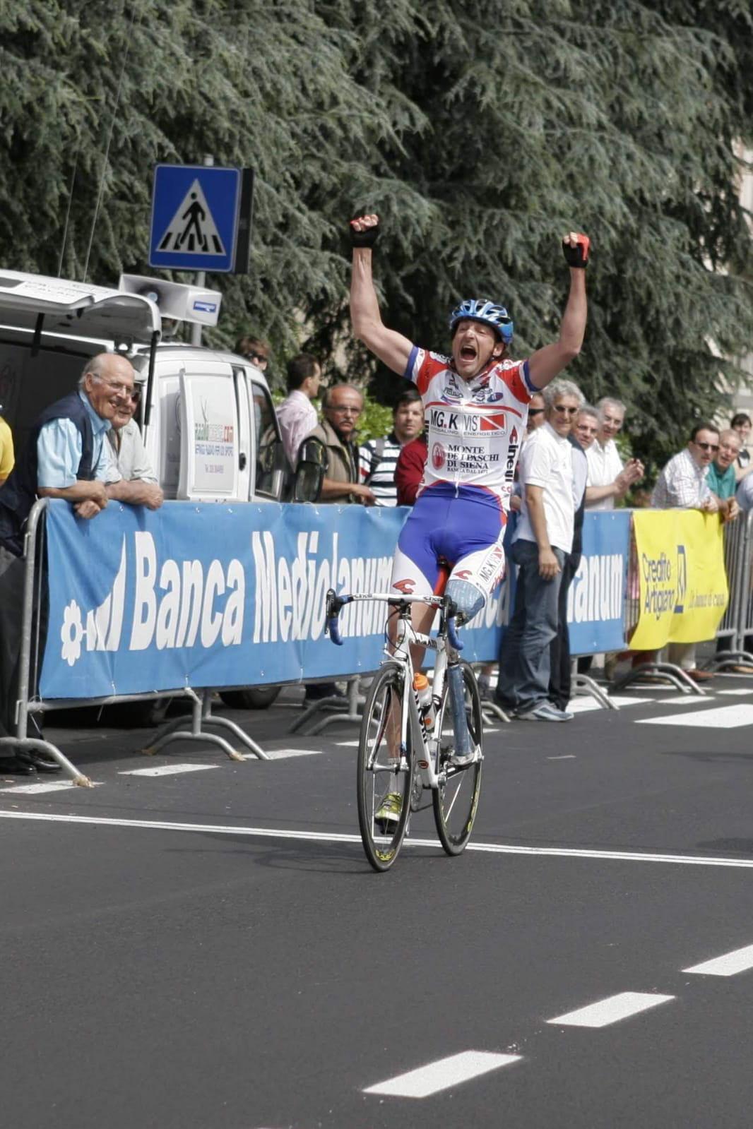 Alessandro Grassi vittorioso al termine una gara di ciclismo per disabili