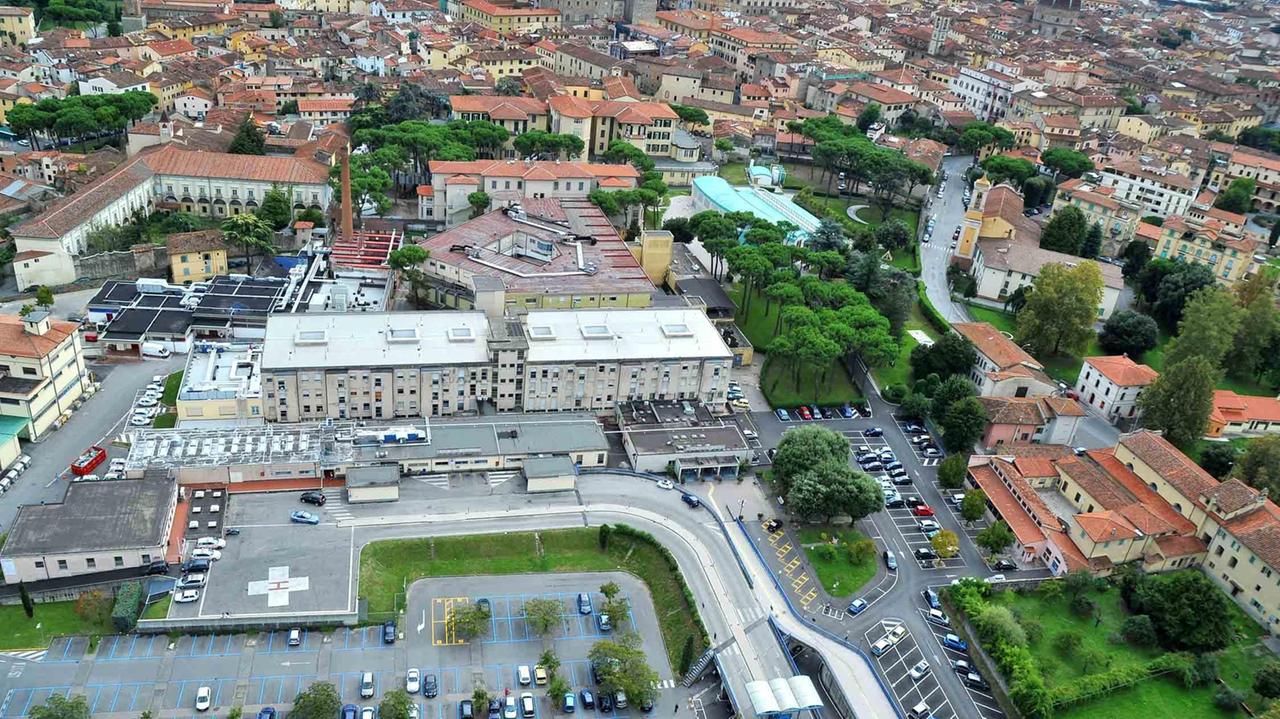 Una veduta aerea dell'ex ospedale del Ceppo. Verso il basso, gli edifici della parte moderna