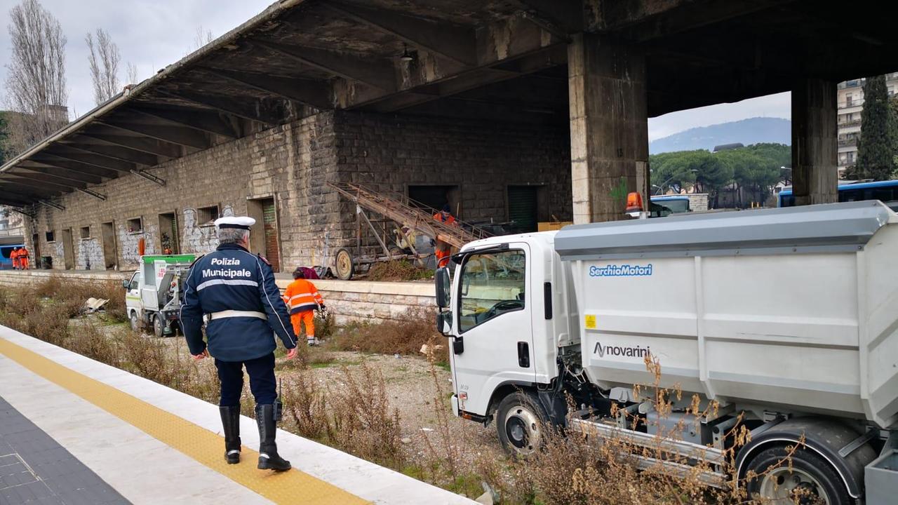 Agenti del Nucleo integrato per il controllo del territorio e tecnici dell’Alia alla stazione grande