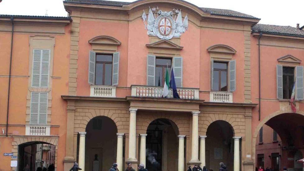 Inchiesta in Comune a Reggio Emilia, convocati 18 dirigenti per falso e abuso d’ufficio