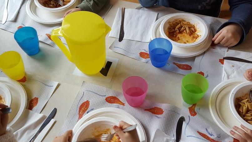 Reggio Emilia, ispettori dell’Ausl nella cucina dell’asilo: nel frigo c’era carne di maiale scaduta
