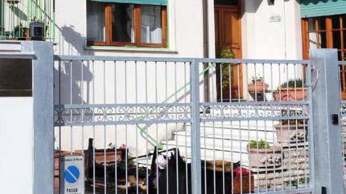 Casa in fiamme, si sveglia e riesce a salvarsi