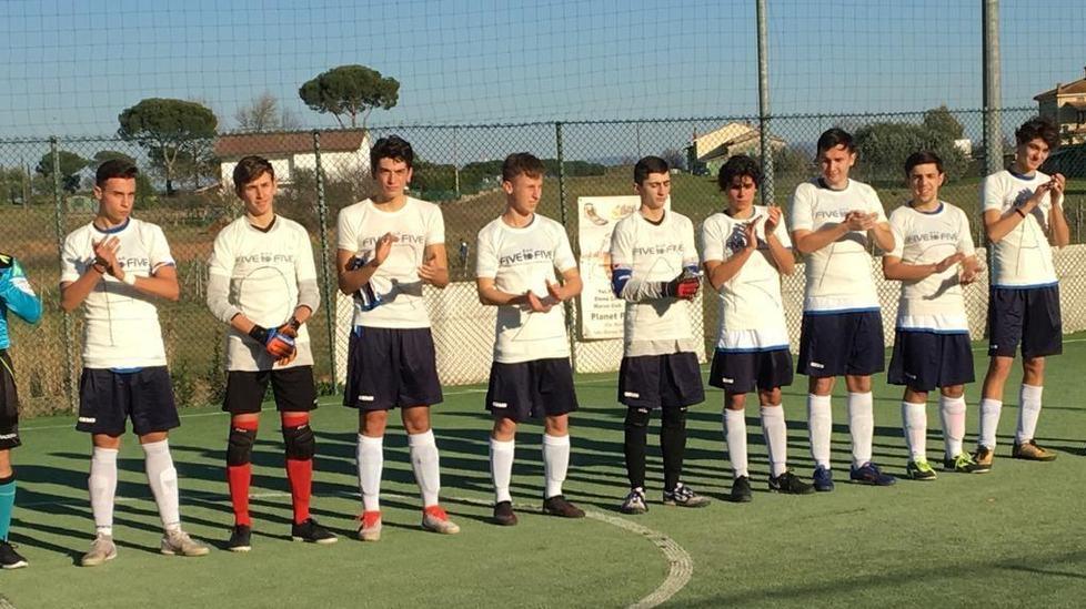 La solidarietà su una maglietta Dagli avversari un “Forza Raga!” 