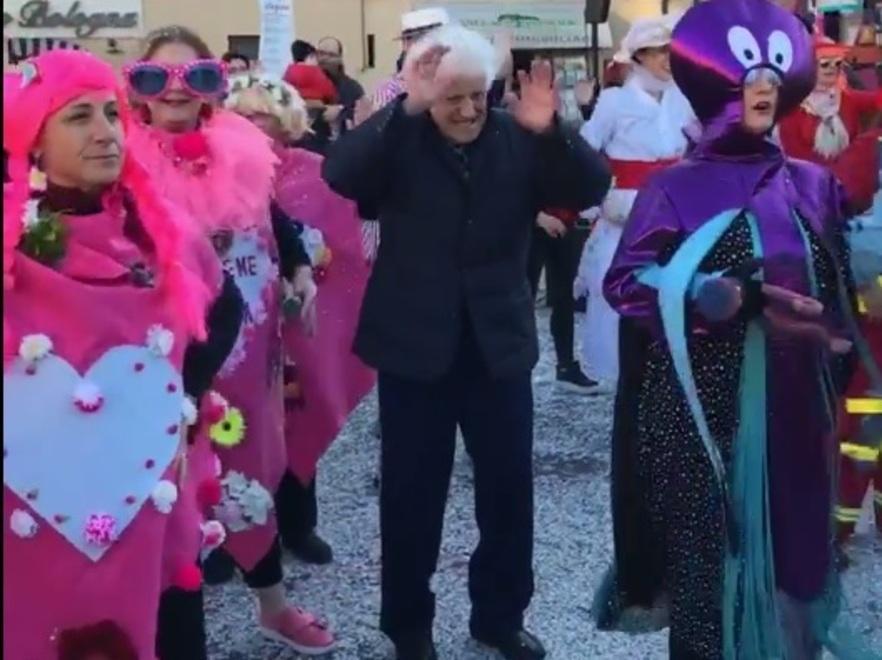 Il mitico “Piombino” a 102 anni balla in strada tra le maschere del Carnevale - Il Video
