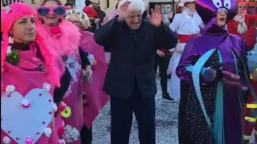 Il mitico “Piombino” a 102 anni balla in strada tra le maschere del Carnevale - Il Video