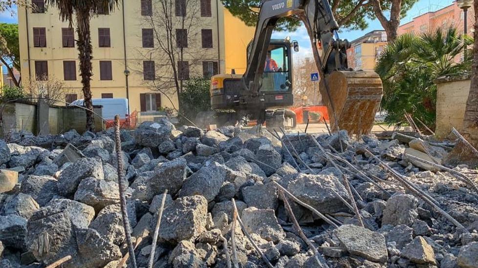 Demolita la ex fontana