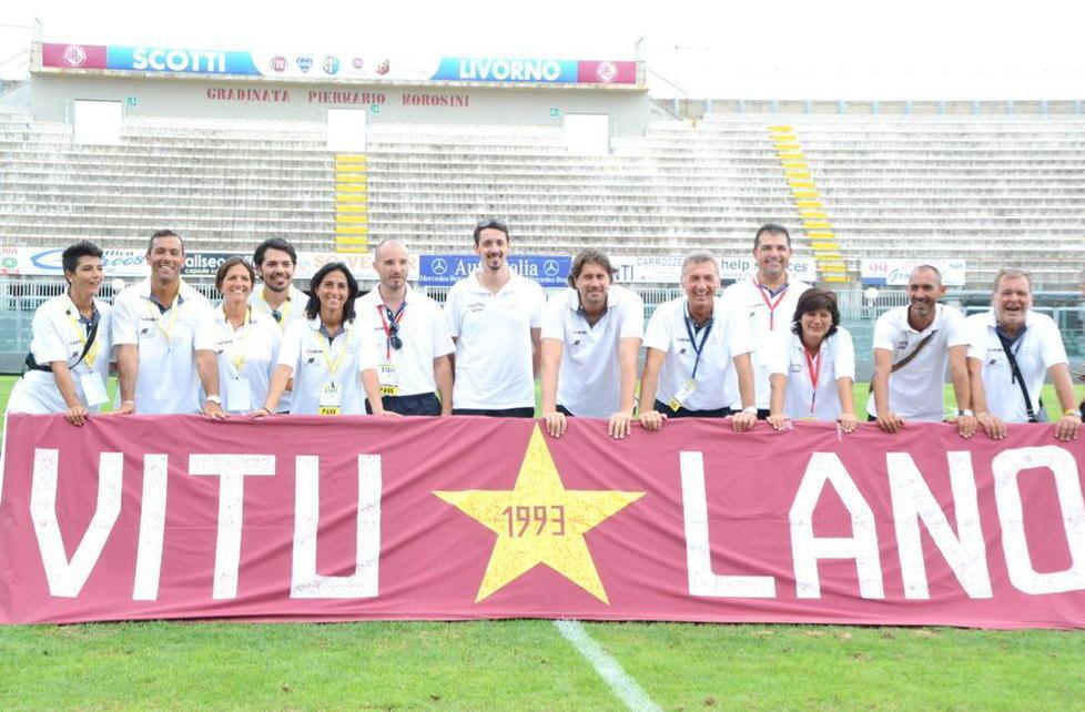 Striscione e fiori nel ricordo di Vitulano 