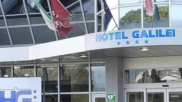 Cinque incappucciati rubano il Bancomat dell’albergo Galilei