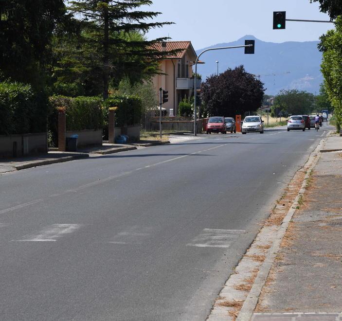 Trova in casa due ladri travisati lo spingono e lo buttano a terra 