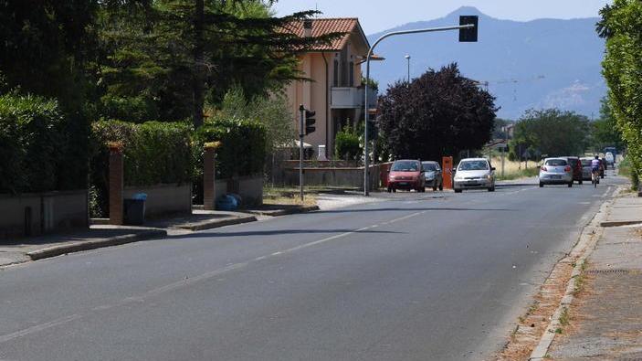 Trova in casa due ladri travisati lo spingono e lo buttano a terra