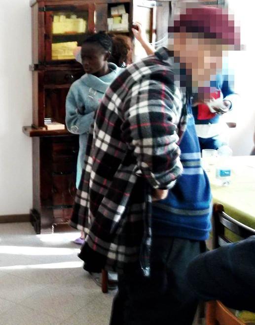 Picchia i carabinieri arrivati per controllare la Casa Famiglia 