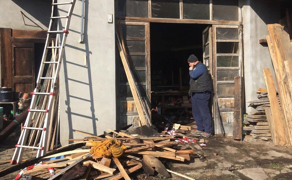 Fiamme in falegnameria Un vicino se ne accorge e chiama i vigili del fuoco 