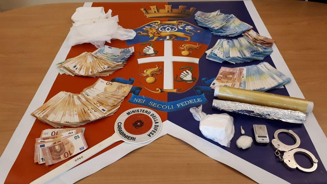 La droga e i soldi sequestrati dai carabinieri