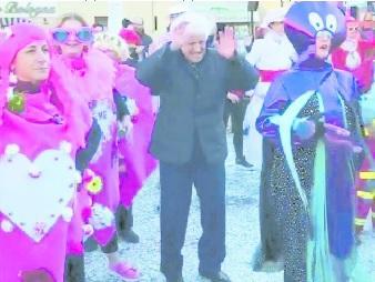 Il mitico “Piombino” a 102 anni balla in strada tra le maschere del Carnevale - Video 